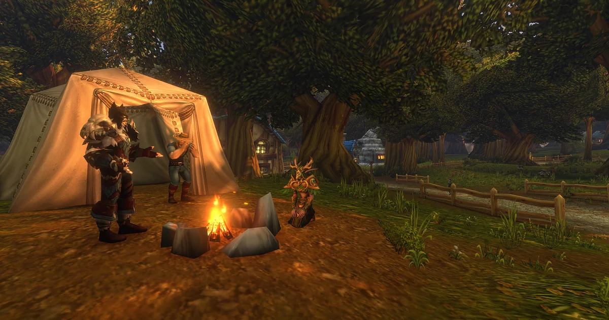 An Alliance campsite in WoW Forever: a tent, a campfire and 2 players resting under the trees